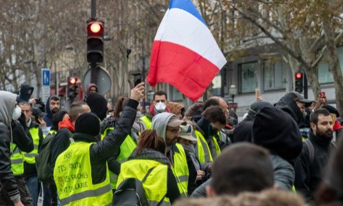 Pensez-vous que les manifestations en France doivent se poursuivre ?