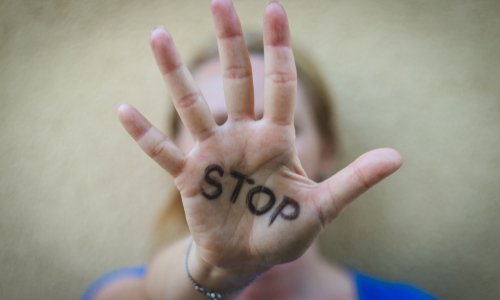 Si vous avez subi des violences conjugales, avez déposé plainte, avez démissionné de votre poste et avez changé de résidences (article UNEDIC  Accord d'application N°14 du 6 mai 2011 paragraphe 3 - validité du texte  jusqu'en 2014) Et que le pôle emploi s’obstine A NE PAS VOUS INDEMNISER et OUTRE PASSER LA LOI, vous devez-vous manifester ICI !