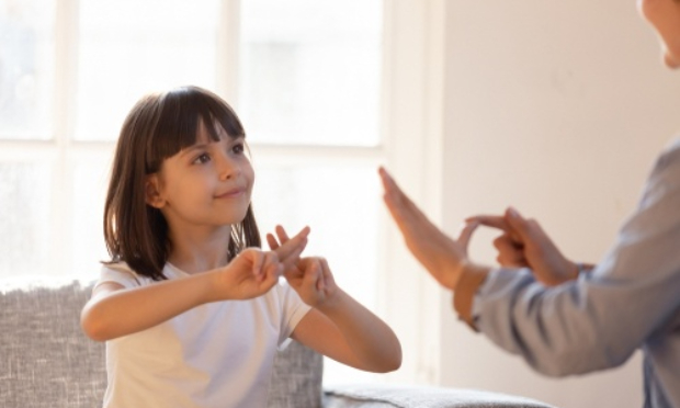 La langue des signes française, devrait-elle être apprise :