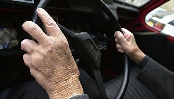 Faut-il imposer un examen médical aux personnes âgées?