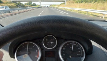 La limitation de vitesse doit  :