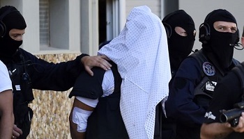 Terrorisme - Il existe environ 2.000 individus dangereux (fiche S), et il faut 20 policiers pour en surveiller un. Il faudrait donc 40.000 policiers pour tous les surveiller correctement. Quelle serait selon vous la meilleure solution?