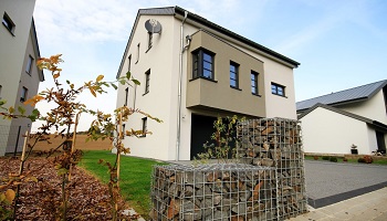 Peut-on construire massivement des maisons en raison des certains monuments publics abandonnés (restaurants...) ?