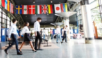 Seriez-vous d’accord pour faire de la politique l’obligation d’avoir travaillé douze ans en entreprise ?