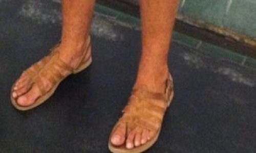 Un homme peut-il porter des sandales en ville ?