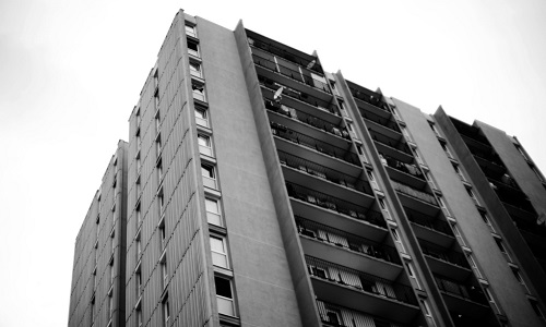 Faut-il intervenir dans les 300 cités les plus sensibles de France ?