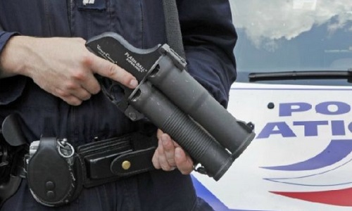 Que pensez-vous du jeune qui a été atteint à l'oeil d'une balle de flasball tirée par la police ?