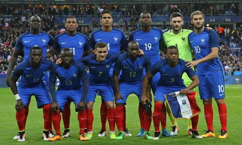 Trouvez-vous M. Deschamps raciste comme le disent Messieurs Cantona et Debouze ?