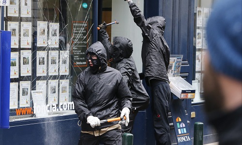 Les casseurs dans les manifestations contre la loi travail sont-ils :