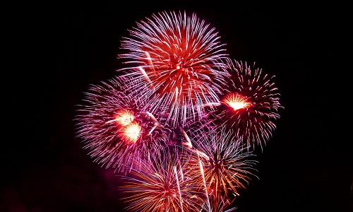 Trouvez-vous décent de faire un feu d’artifices (déjà programmé ) à H –1  du deuil national décrété à la suite de l’attentat de Nice ?