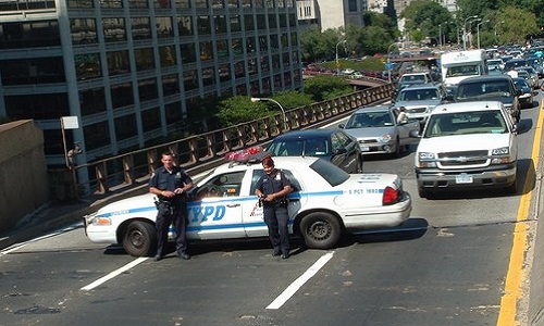 Avec un barrage de police, il y aurait eu une voiture de police en miettes sur la Promenade des Anglais ?