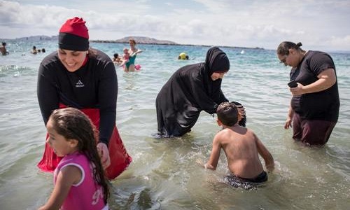 Pour ou contre un arrêté anti-burkini à Bandol ?