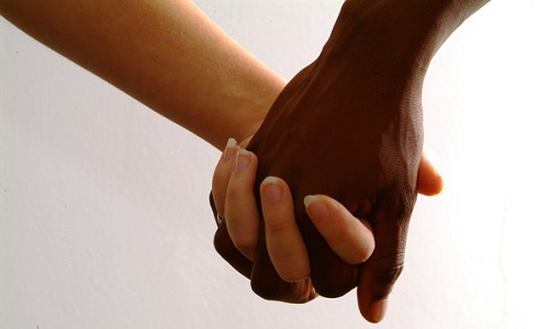 Si votre fille sortait avec un étranger autre qu'un Européen, Asiatique, Américain, Polynésien ?