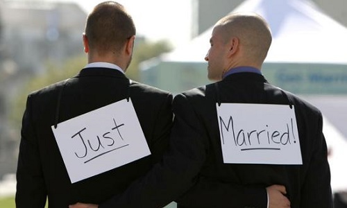 Est-il normal qu'un homme et un autre homme se marient ?