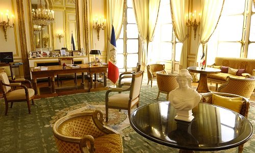 Trouvez-vous correct que tous les anciens présidents disposent d'un certain nombre d'avantages coûteux pour nous : indemnités, bureaux, voitures avec chauffeur, garde du corps ?