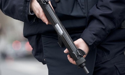 Agressions des policiers dans l'exercice de leurs fonctions : pensez-vous que les peines planchers et la légitime défense doivent :