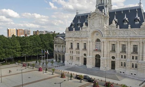 Qui sera présent lors du grand rassemblement devant la mairie de Roubaix le jeudi 8 décembre à 18h ?