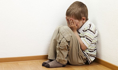 Est-ce que quand un enfant à une retenue au collège ou quand il fait une bêtise, le foyer a-il le droit de le faire manger dans sa chambre et le priver d'activité ?