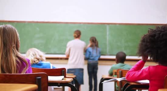 Est ce que une référente éducatif à le droit de bourrer le crane à des enfants en les méprisant et à les faire culpabiliser et à critiquer les parents ?