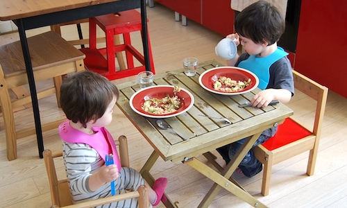 Pour ou contre de faire manger un enfant dans la chambre