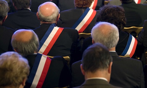 Dans un souci d'équité, l'appareil d'État, mandaté par le gouvernement, devrait-il aussi étudier les situations de tous les élus ayant employé un proche via leur enveloppe de fonctionnement, et alimenter en informations non filtrées par lui, les autres médias qui ne servent pas le pouvoir en place ?