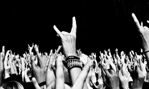 Pensez-vous qu'être différent dans notre société est un problème (métaleux, punk, anarchiste, tatouée, percée, gothique, etc.) ?