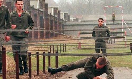 Pensez-vous qu'il faudrait rétablir le service militaire obligatoire pour une durée de 12 mois  pour tous les jeunes d'aujourd'hui ?