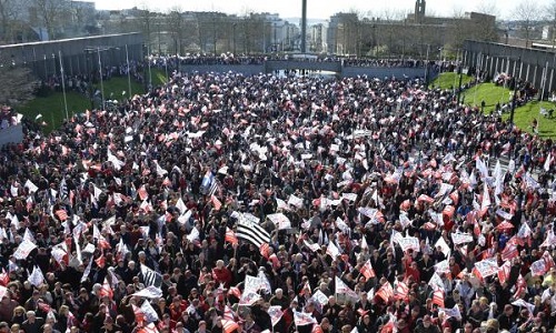 Pensez-vous qu'il est sérieux de laisser manifester les personnes dimanche prochain au Trocadéro ?