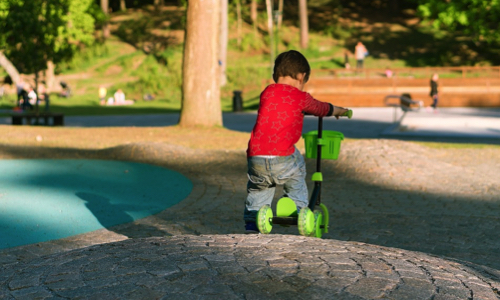 Faut-il étendre l'obligation du port du casque pour l'utilisation des cycles pour les -12 ans aux cours de récréation des écoles?